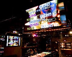 大型モニターでDVDや映像も流せます。カラオケ完備