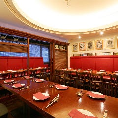 赤ソファーのラグジュアリーな店内は ゆったりとしたお食事を演出