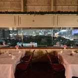 【窓際のお席】日比谷を望む夜景をご堪能できるテーブルのお席