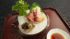 天然物にこだわり。鰹節と昆布の旨味きいた土佐醤油を添えて