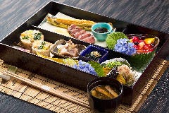 当店で提供しているコースを松花堂スタイルにいたしました