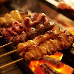 炭火焼き鳥・黒毛和牛肉寿司・もつ鍋が豪華食べ放題！
