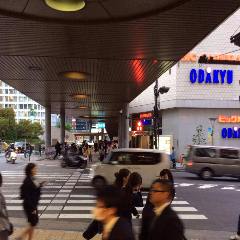 JR　新宿西口を出て小田急ハルクの方へ信号を渡ります。