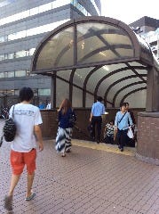 階段を下りて、すぐ右後方にあるこちらの階段を道なりに下ります。