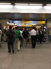 ＪＲ恵比寿駅西口改札を出て、
右（東側）に進みます。