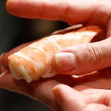 熟練の職人が確かな技で握る寿司。しゃりも小さめでベストバランスの逸品