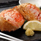 濃厚でコクのある味わいを存分に味わえる「毛蟹甲羅詰め」は日本酒のアテにも最適