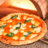 窯で焼く本格ナポリピッツァ マルゲリータは一番人気です