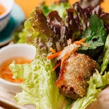 揚げものなどはレタスで巻いて食べるのが本場ベトナムのスタイル