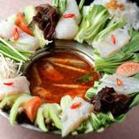 ベトナム鍋　2名様分から承ります。
【ラウ・カー・チュア・カイ】酸っぱくて辛いお魚の鍋
