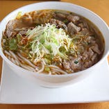 Bun Bo Hue
牛スジ入り、辛口スープの丸太麺
