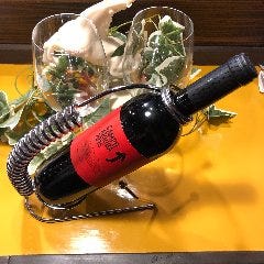 豊富な太陽の元で育った完熟ブドウを使用したジューシーなワイン