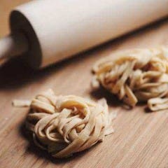 3時間かけてこねる自慢の自家製手打ち生パスタ。