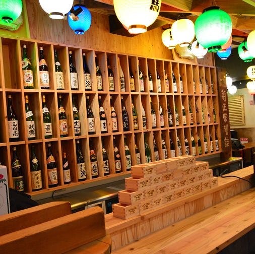 自慢の日本酒カウンターには兵庫の銘酒60種！