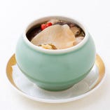 特製フカヒレ姿入り壺蒸しスープ