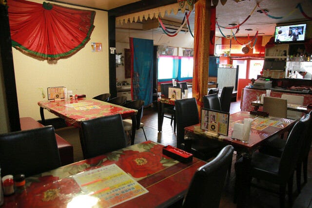 赤いテーブルなどが並んだゴウサハラの店内の様子