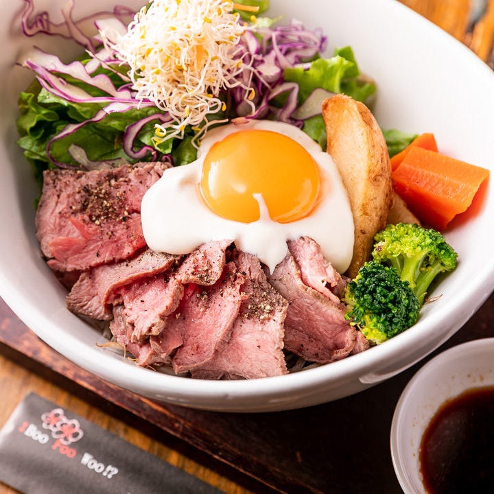 肉とワインの酒場 フェローズ 新宿西口のローストビーフ丼肉シングル