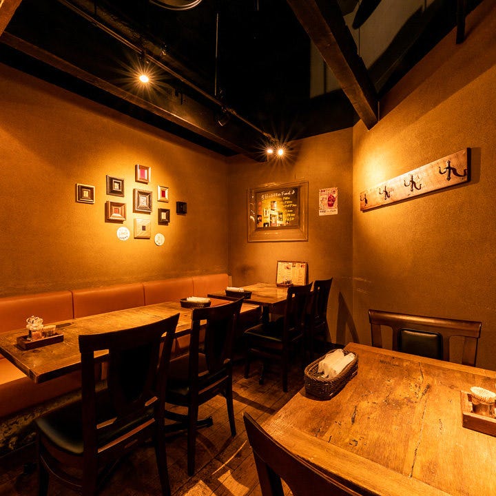 肉とワインの酒場 フェローズ 新宿西口の店内