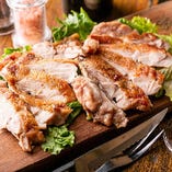 パリパリの皮と柔らかい肉を楽しめる『ハーブ鶏のステーキ』