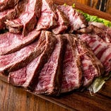 塩コショウでシンプルに仕上げ、肉本来の旨味を味わえる『北海道産牛フィレステーキ』