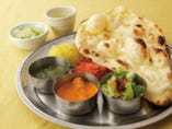インドの定食は、18種類のカレーから2つ選択！辛さも調節可能◎