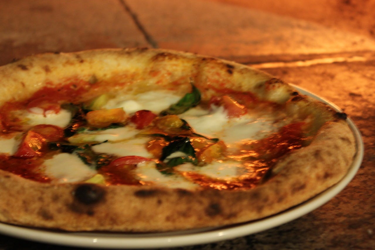 石釜で焼かれているマルゲリータ