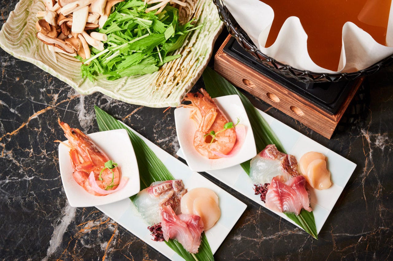 えびやほたてなどの海鮮やきのこが並んでいる様子