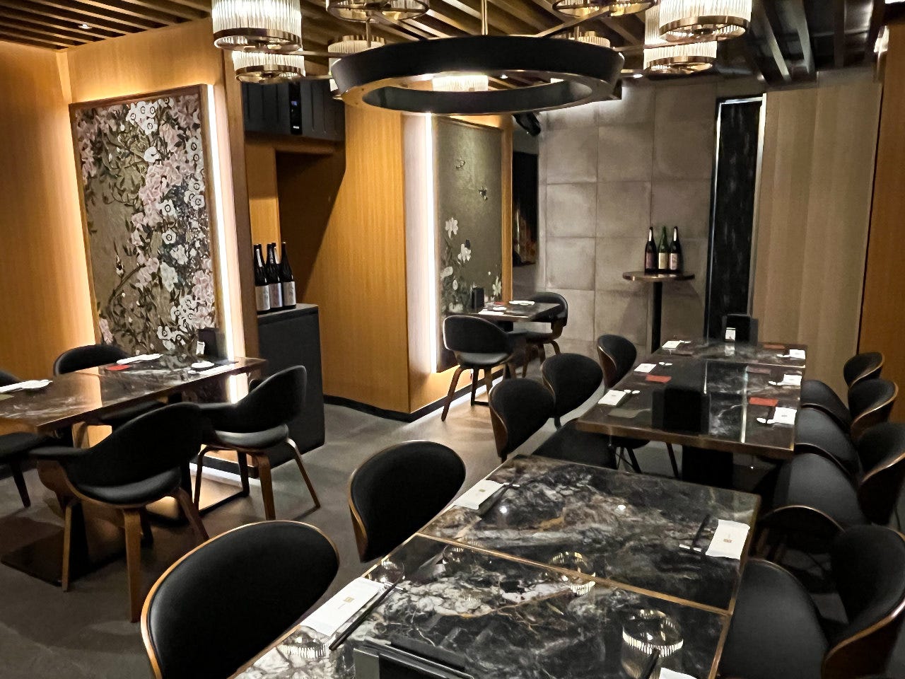 黒を基調としたモダンな雰囲気が高級感漂うゴクリ 大宮店の店内