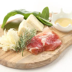 本場スペイン産生ハムとチーズの盛り合わせ