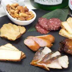 手の込んだ手作りの燻製料理。お酒のつまみの最高です。