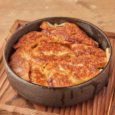 博多 かわべゑ(はかた かわべえ)_特製鉄なべでご提供!皮はパリッと香ばしく、噛めば肉汁溢れる餡がジューシー!