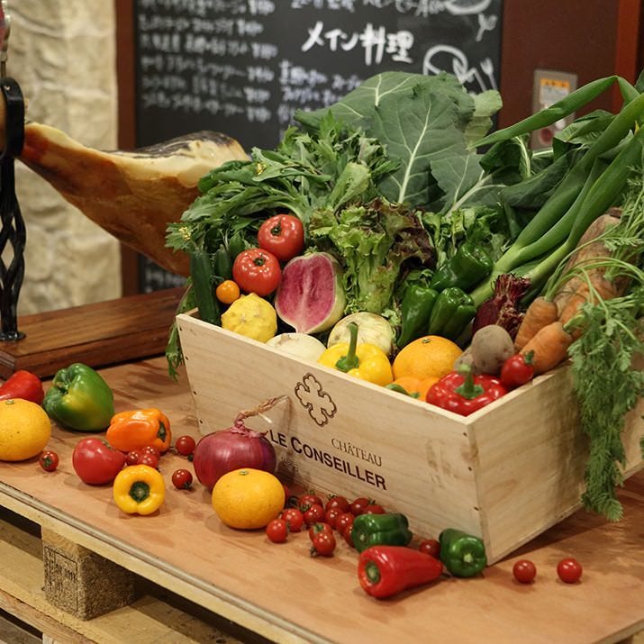 生産者指定の生ハムに、サラダは有機野菜を使って提供