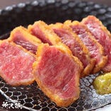 黒毛和牛を使った肉寿司・レアカツ・ステーキなどの逸品料理！