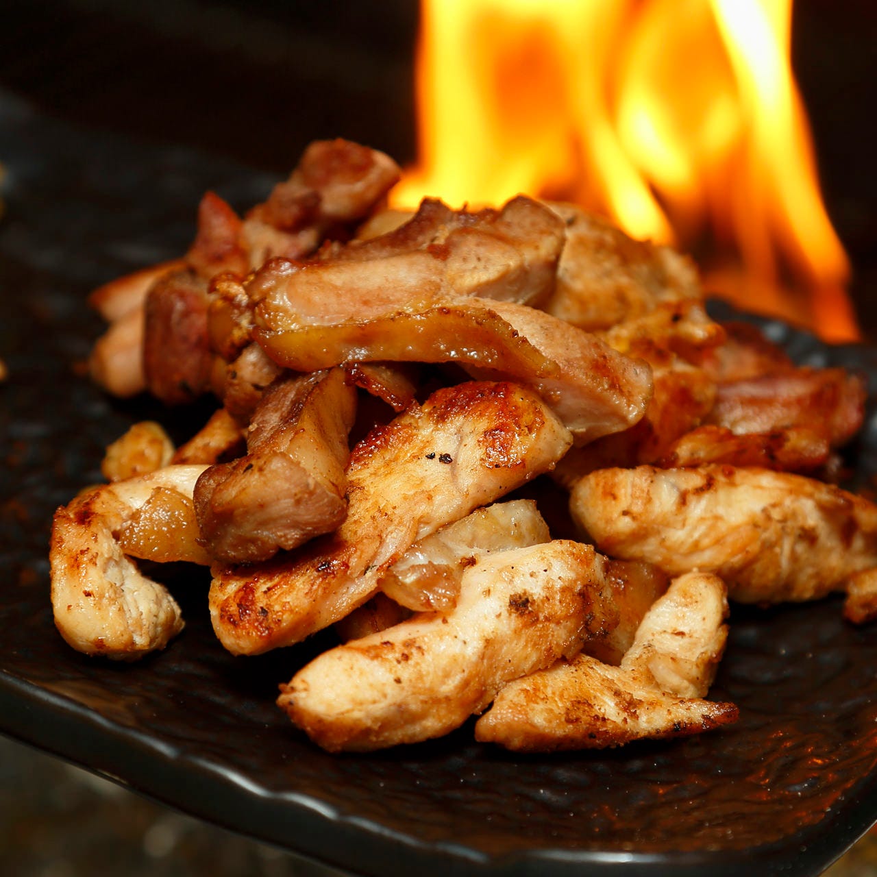 宮崎県産のブランド肉や季節の野菜を炭火焼きでご堪能ください