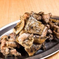 個室完備 九州名物 もつ鍋×鉄鍋餃子 黒船 博多本店_【3時間飲放付★全8品3500円】名物!!炭焼き地鶏のトロもも炙りや胡麻サバ等