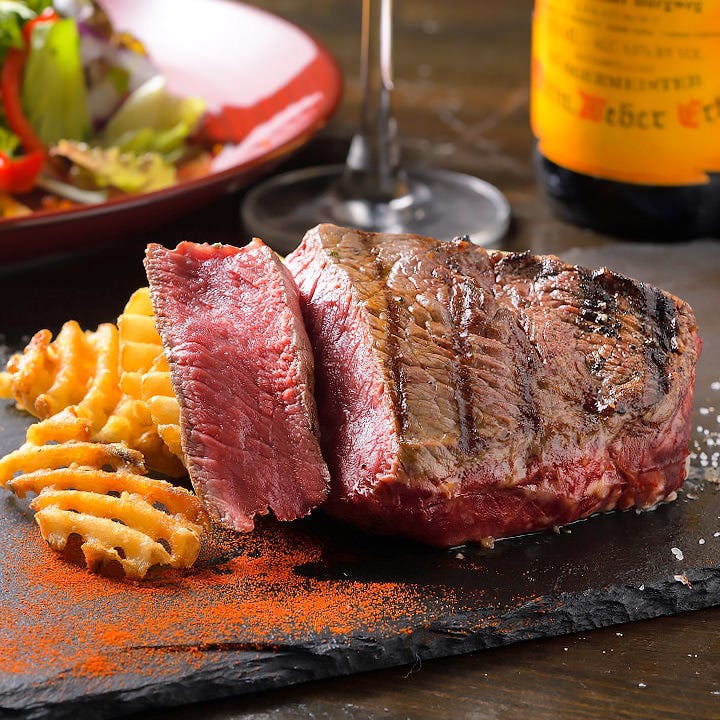 愛知牛炭火赤身ステーキの肉々しさと赤ワインがベストマッチ◎