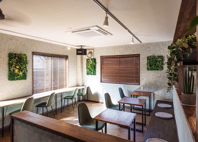 一宮のカフェカルムのカウンター席とテーブル席が並ぶ店内