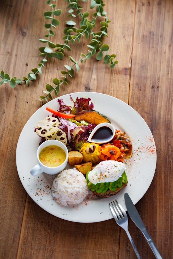 カルムのランチメニューとろとろ黄身のポーチドエッグとアボカドのせハンバーグ