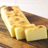 表面をサクサクに焼き上げたとろけるチーズ「ケージョ」