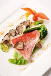 長崎県産の天然金目鯛のヴァプール（蒸し料理）は白身の高級魚でもあり、蒸す事でさらに美味しさが引き立ちます。