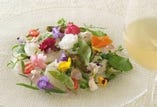 鮮魚のカルパッチョにエディブルフラワー（食用花）を添えた色彩も味覚もお楽しみ頂ける前菜です。
