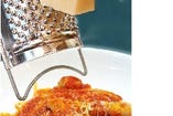 トマトソースのパスタには、お好みでチーズの女王と呼ばれている「パルミジャーノ・レジャーノ・チーズ」を削らせていただいております。香りも味も絶品ですよ。