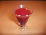 生血は、りんごジュースで割ると非常に飲みやすくなります。