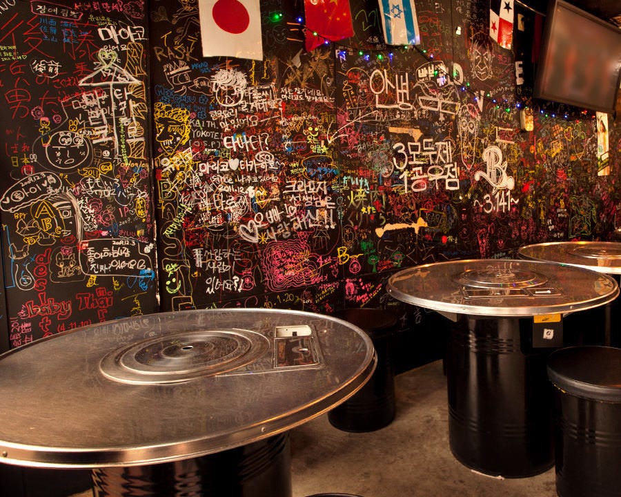 どやじの壁一面に描かれた落書き