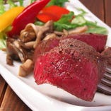 お店の名物でもある和牛赤身ステーキは450gの超ボリューミー！
ジューシーなお肉をじっくり焼き上げたステーキは絶品です！