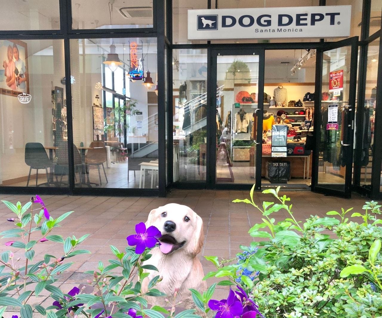 DOG DEPT CAFEレイクタウンアウトレット店