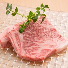 旨味のある牛網焼きは逸品料理とコース両方でご堪能いただけます