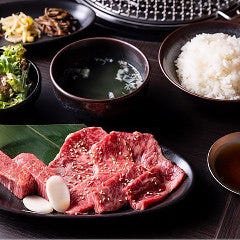 小鉢、サラダ、ライス、スープ付きボリューム満点の焼肉ランチ