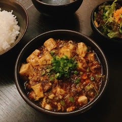 お肉やホルモンを使ったシェフ考案の週替わりランチ。