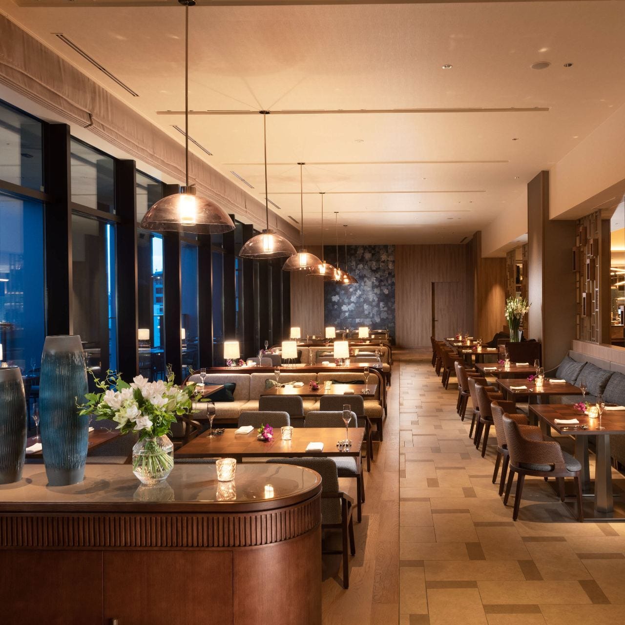 木目調の高級感ある店内